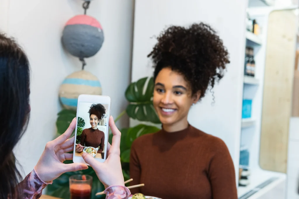 Visuels Instagram avec erreurs courantes : mauvaise résolution, absence de branding, incohérence graphique