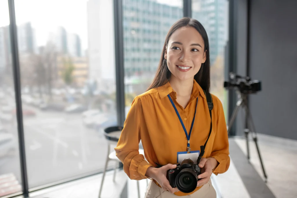 Freelance travaillant sur des réseaux sociaux depuis son bureau