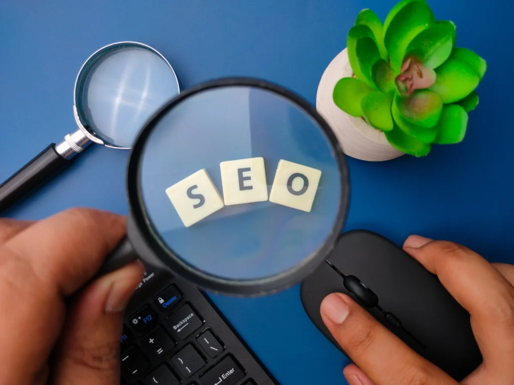 Freelance SEO analysant un site web pour optimiser son référencement naturel