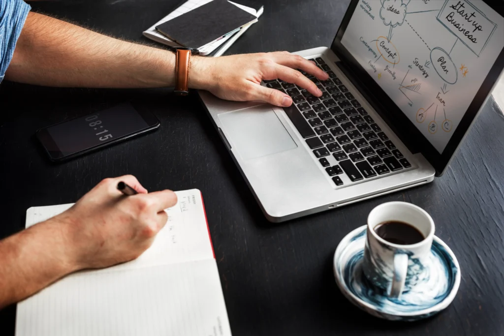 Personne qui garde tous ses cheveux après avoir rédigé un article SEO