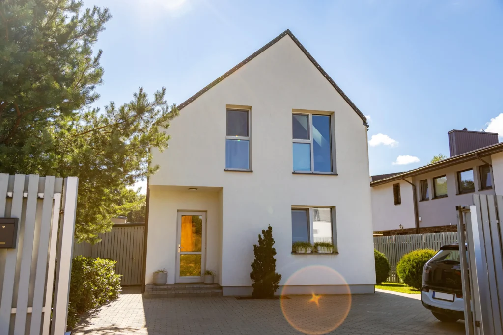Famille heureuse entrant dans une maison, représentant l’aspect émotionnel de la vente immobilière