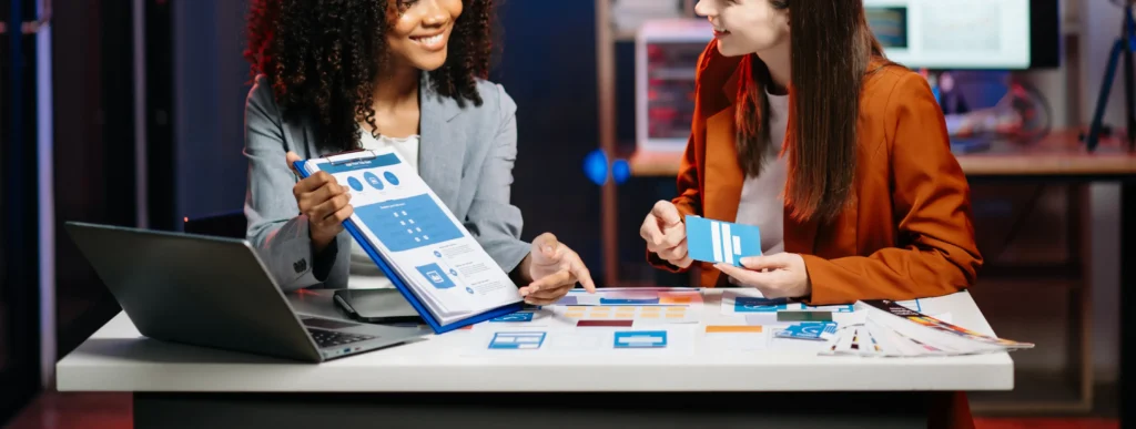 Flyer papier en 2025 posé sur une table avec smartphone à côté – stratégie print locale efficace