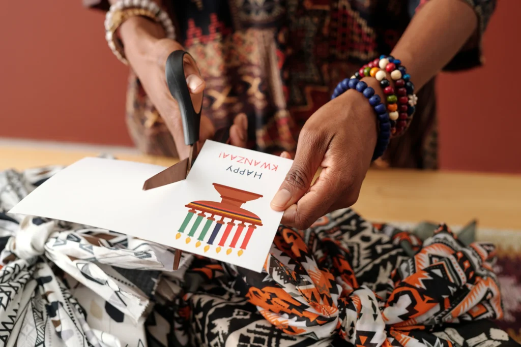 Homme distribuant des flyers dans une rue commerçante – support communication terrain