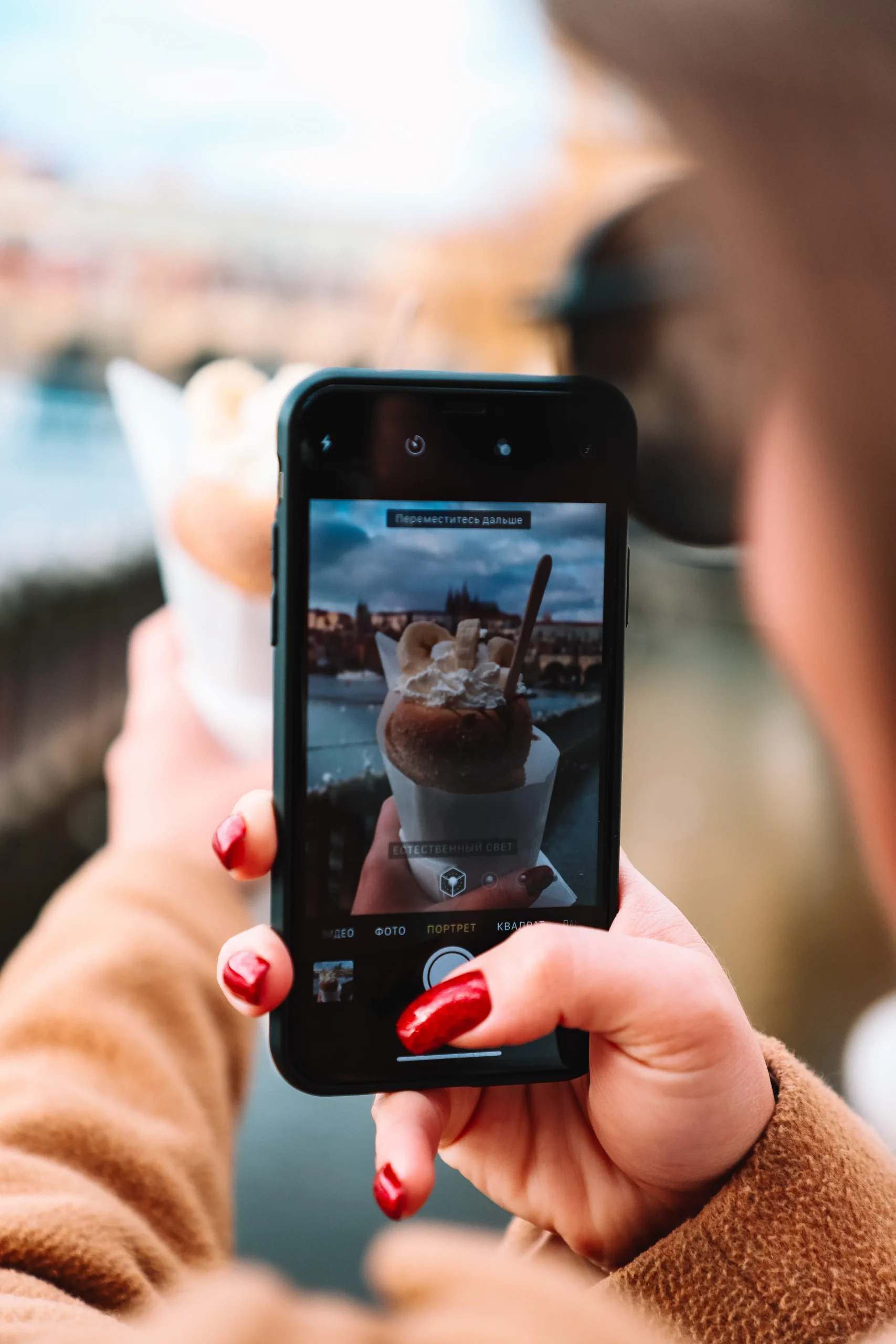 Personne photographiant un dessert avec son téléphone
