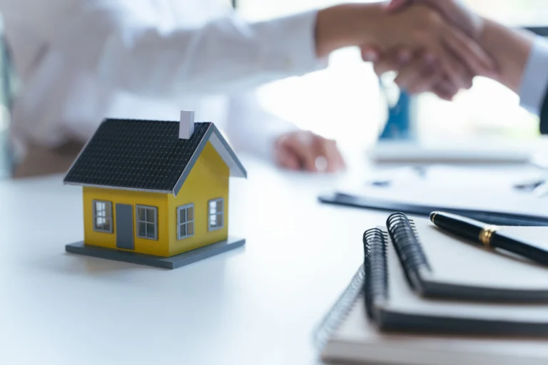 Agent immobilier optimisant son référencement local sur Google