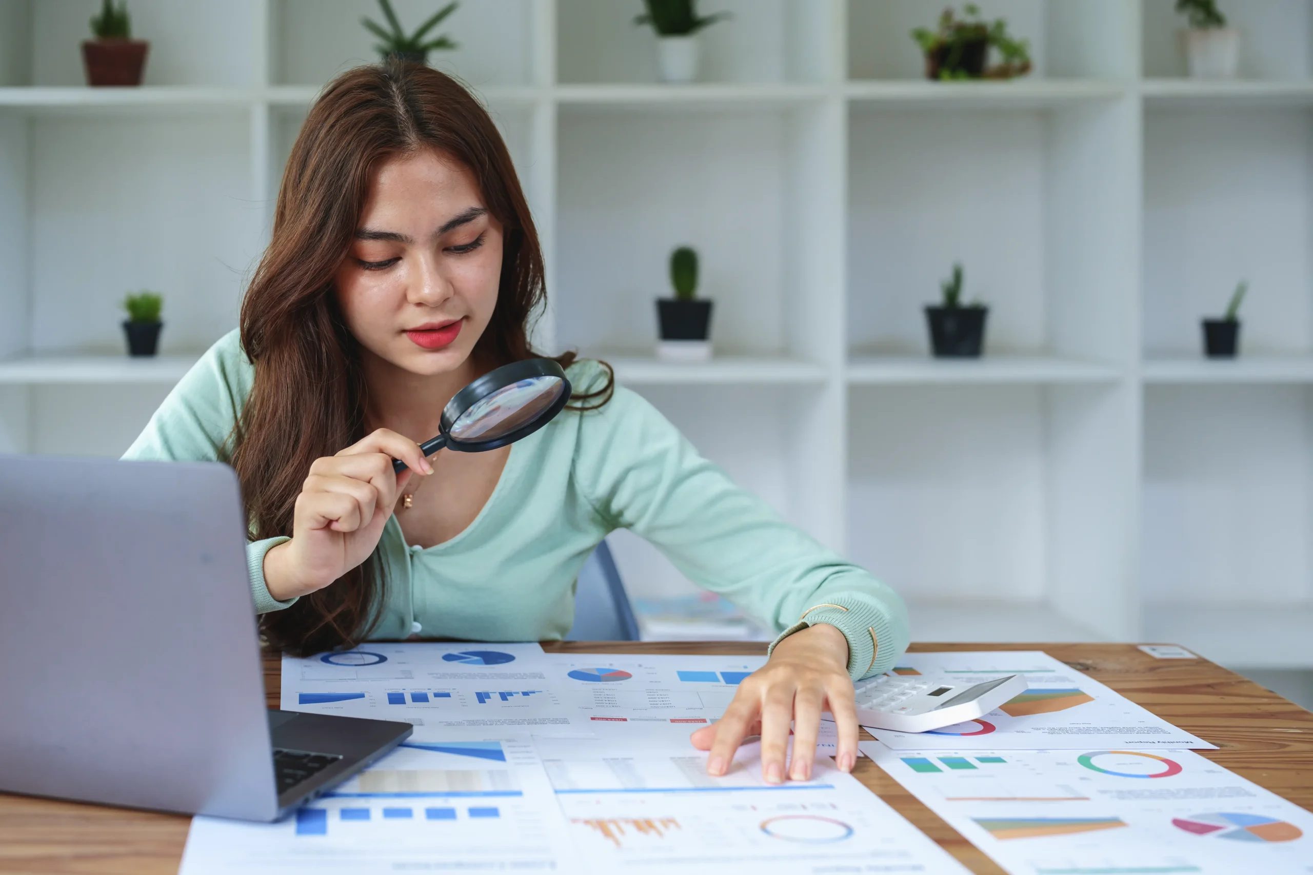 Freelance SEO analysant un site web pour optimiser son référencement naturel