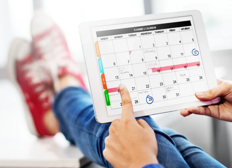 Capture d’écran d’un calendrier éditorial mensuel sur Google Sheets, clair et organisé pour le marketing de contenu.