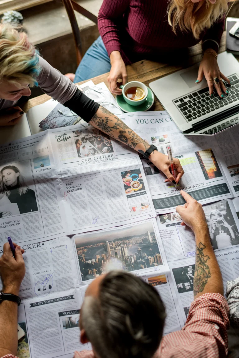 Freelance en pleine forme qui écrit un article SEO sans stress