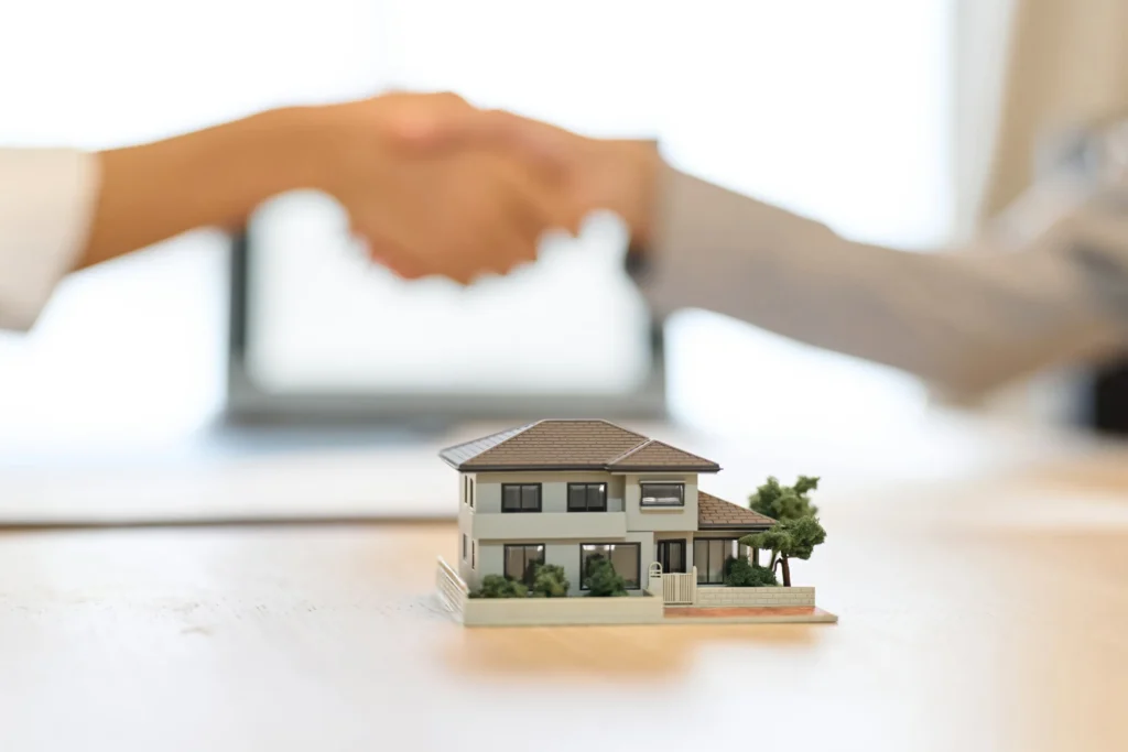 Photo d’un bien immobilier lumineux, prise en grand angle pour illustrer une communication visuelle réussie