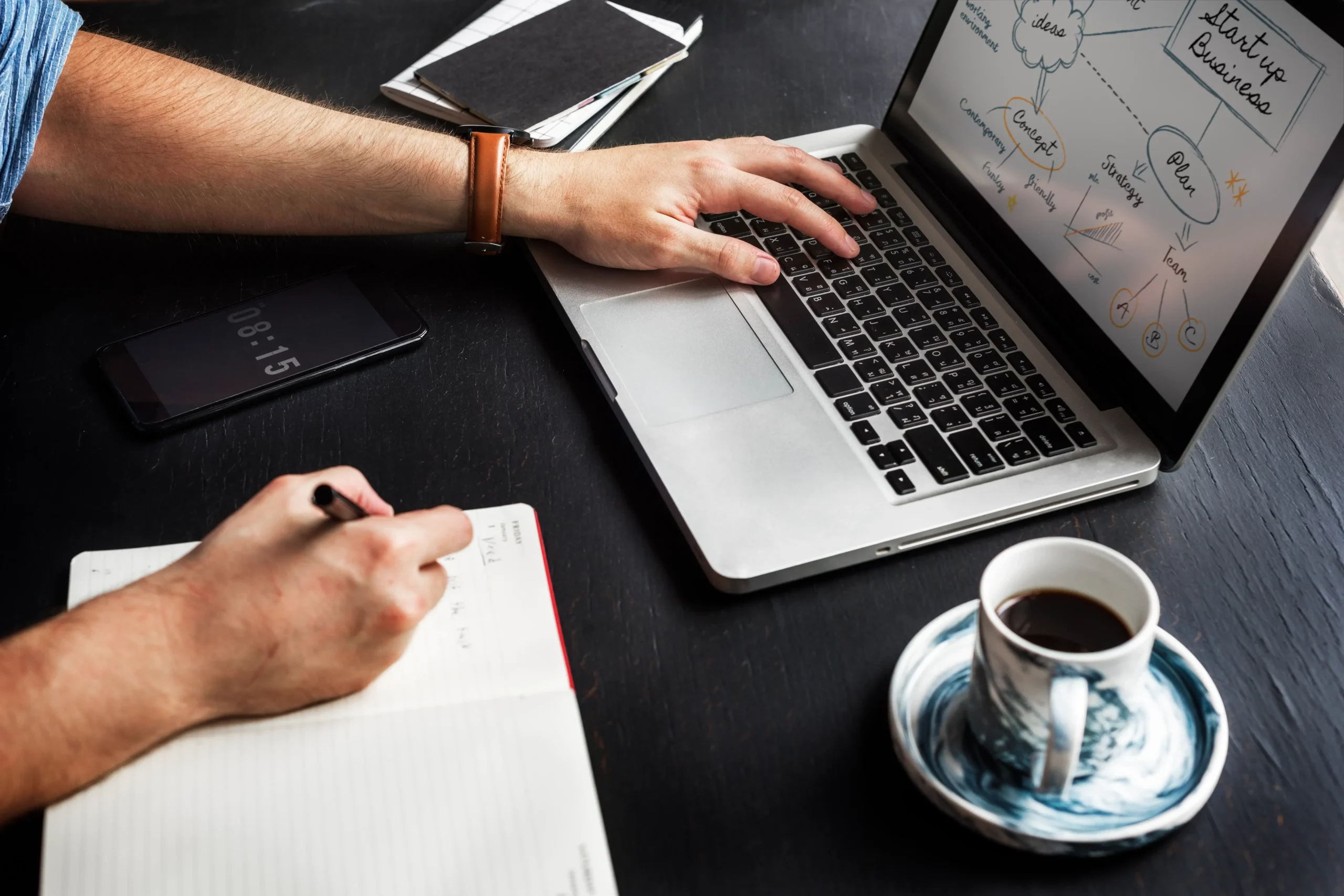 Personne qui garde tous ses cheveux après avoir rédigé un article SEO