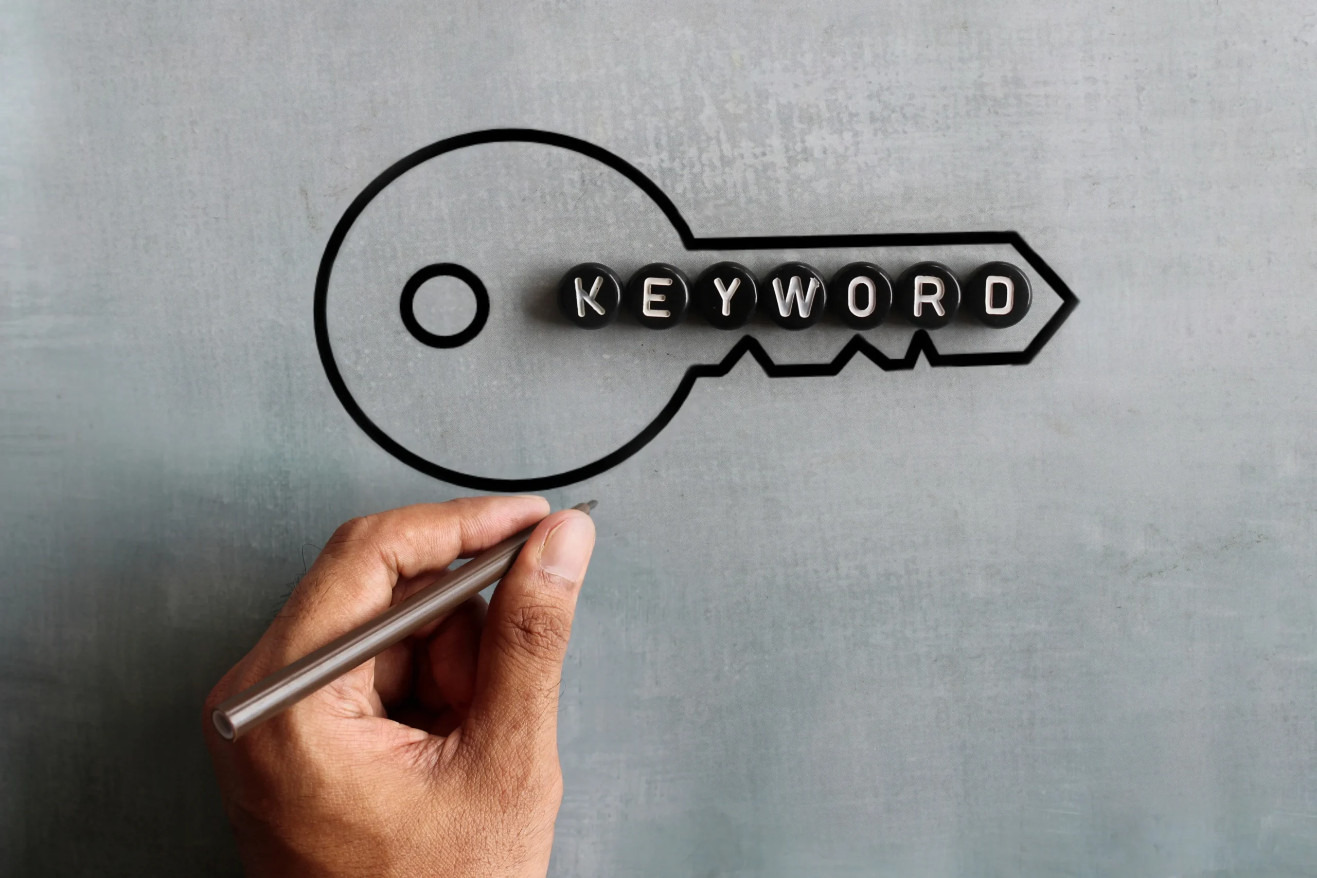 Internaute utilisant la recherche vocale pour trouver un site web