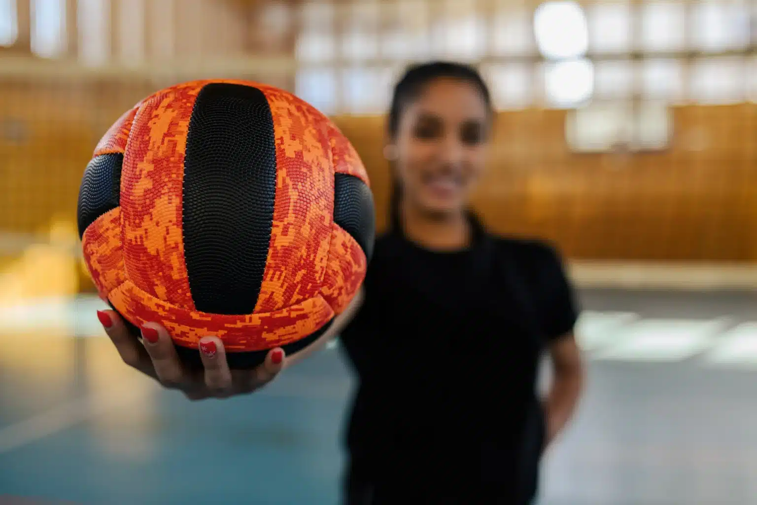 Photo d’un community manager sportif en train de gérer des réseaux sociaux