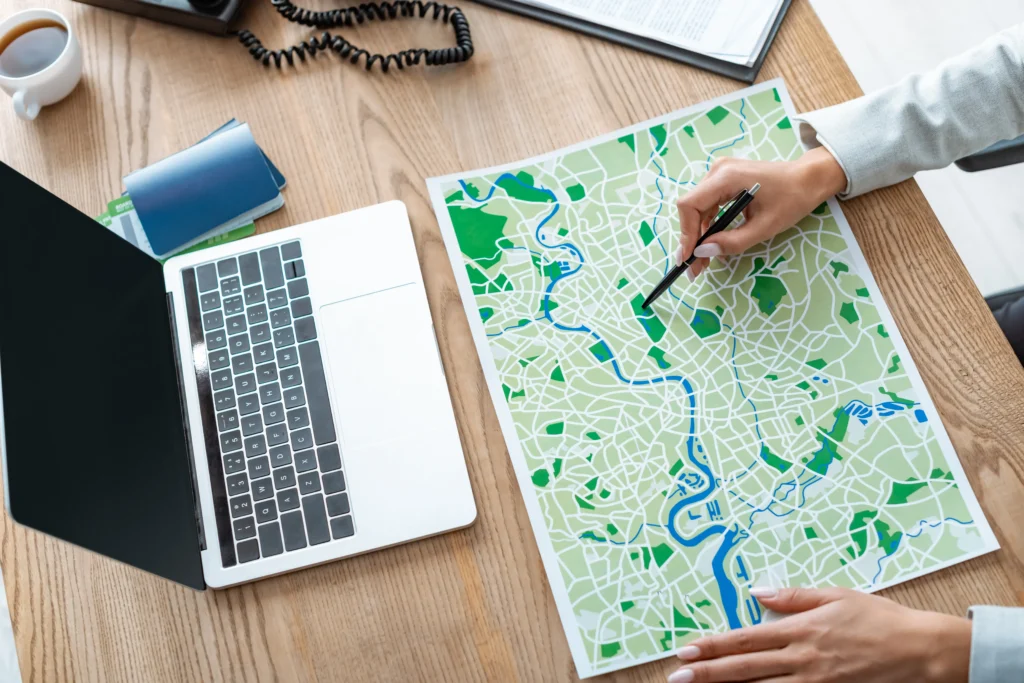 Main cliquant sur un point rouge sur Google Maps