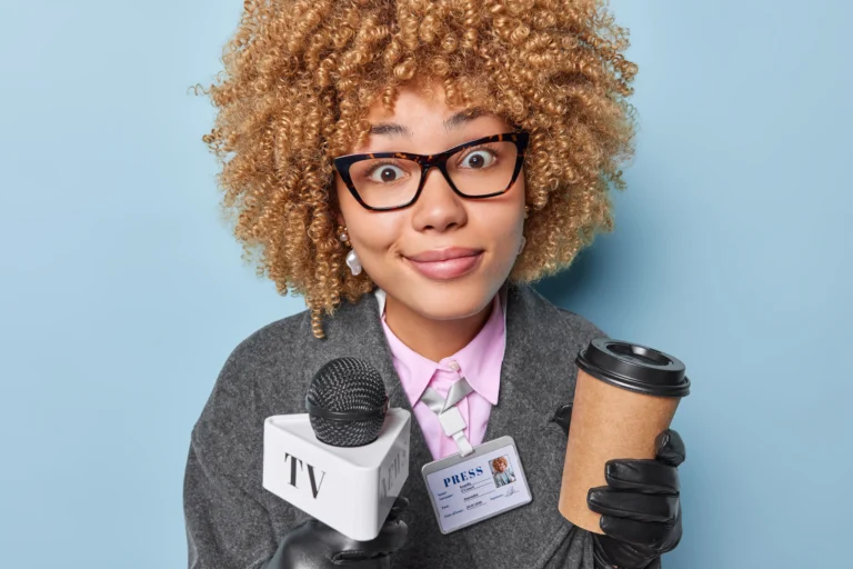 Photo d’un community manager freelance travaillant sur un ordinateur portable