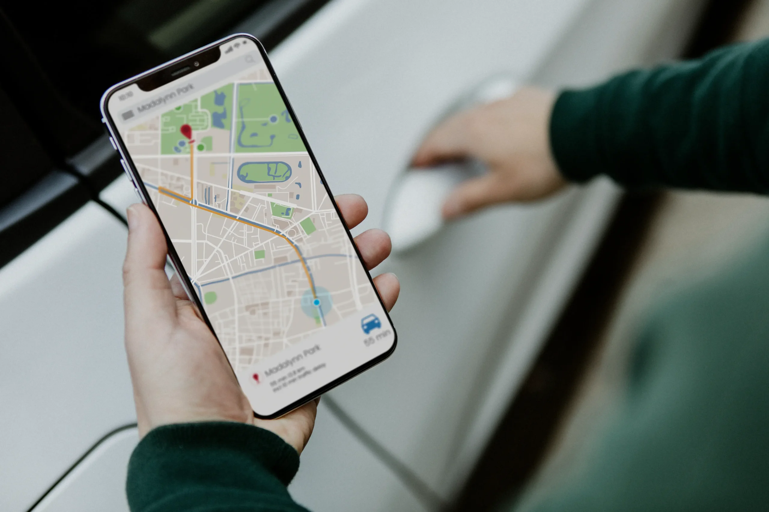 Loupe sur une carte Google Maps avec un point d’interrogation