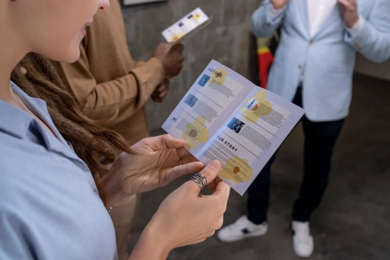 Pile de flyers colorés avec offre promotionnelle – outil print marketing local