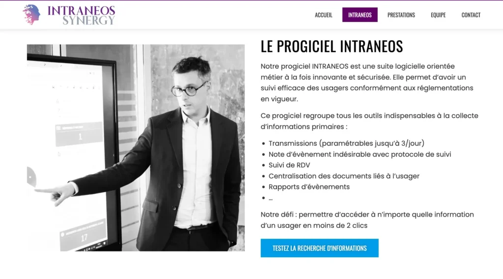 Enseignant utilisant un logiciel pédagogique avec ses élèves