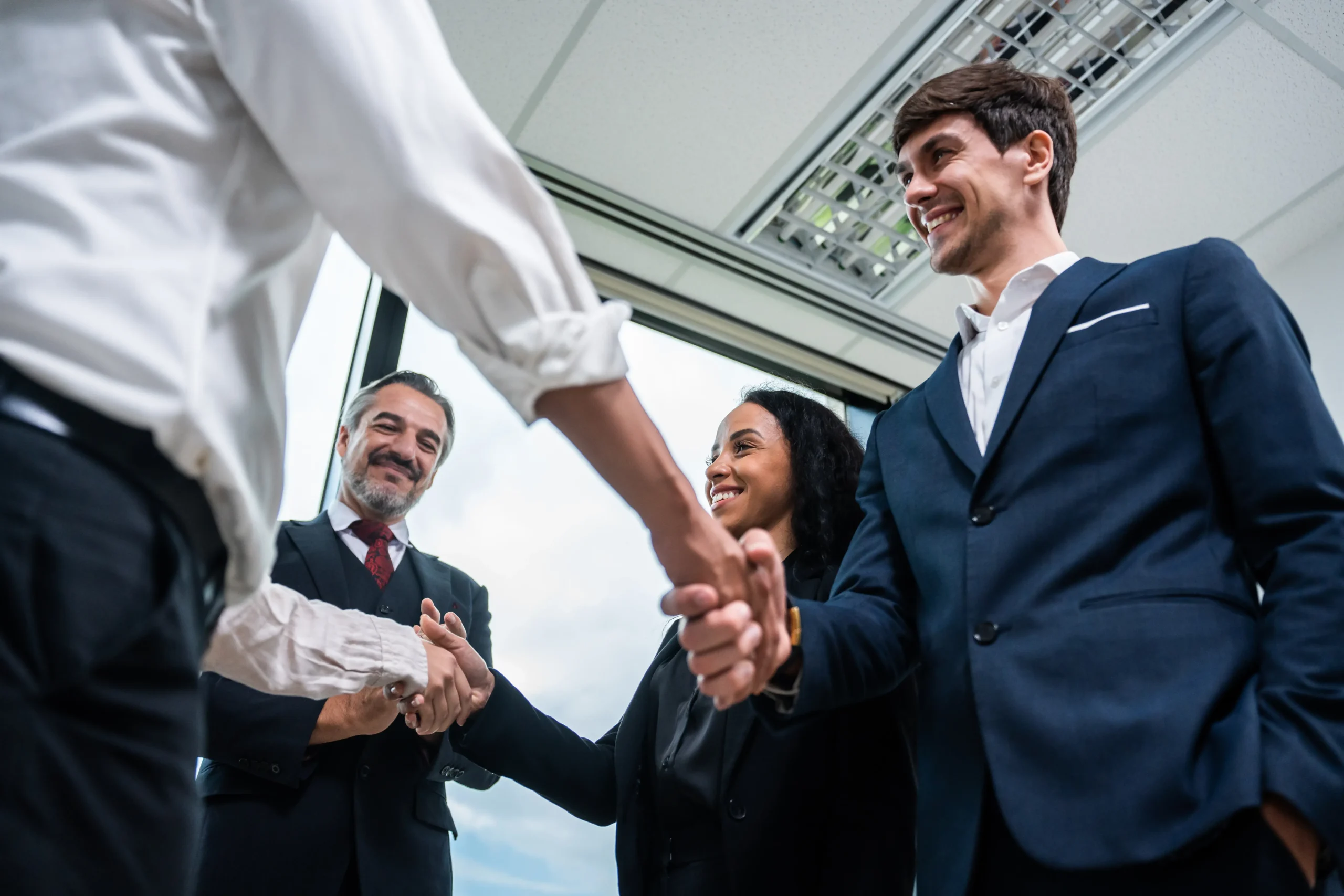 Professionnels échangeant une poignée de main dans un cadre commercial