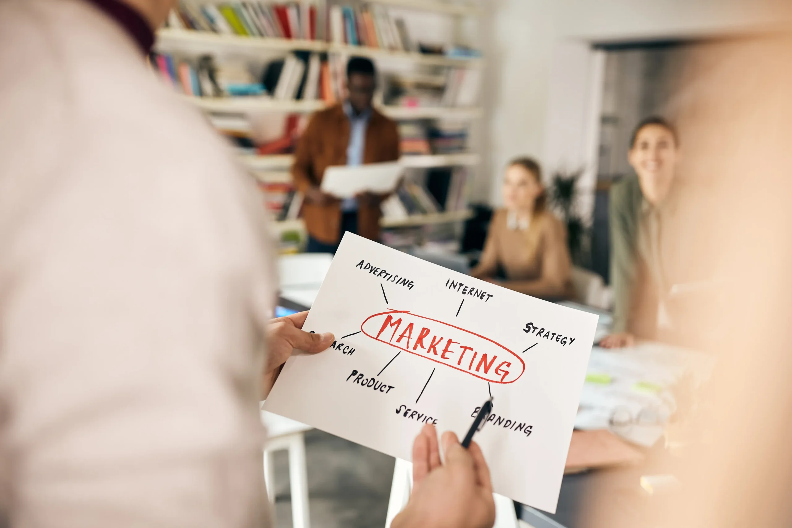 Freelance marketing travaillant sur une stratégie digitale