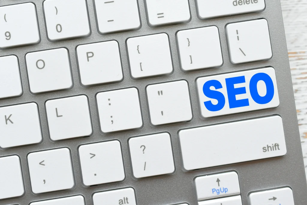 Consultant SEO travaillant sur une stratégie 2026
