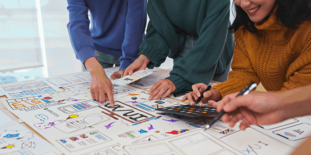 Graphiste travaillant sur une identité visuelle prix