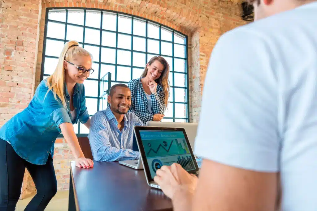 Agence marketing déléguant ses tâches SEO à un freelance
