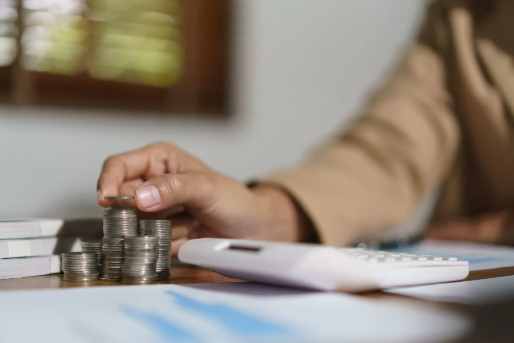 Bannière LinkedIn finance avec skyline d’une ville financière