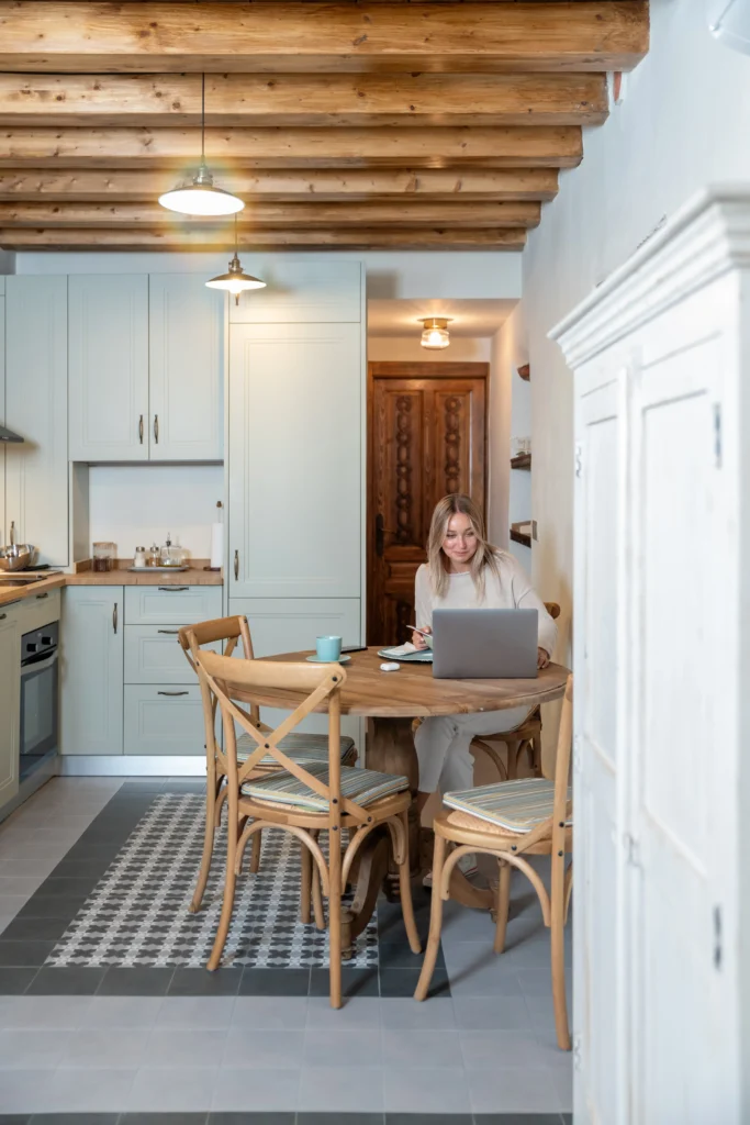 freelance travaillant sur optimisation annonce airbnb sur ordinateur