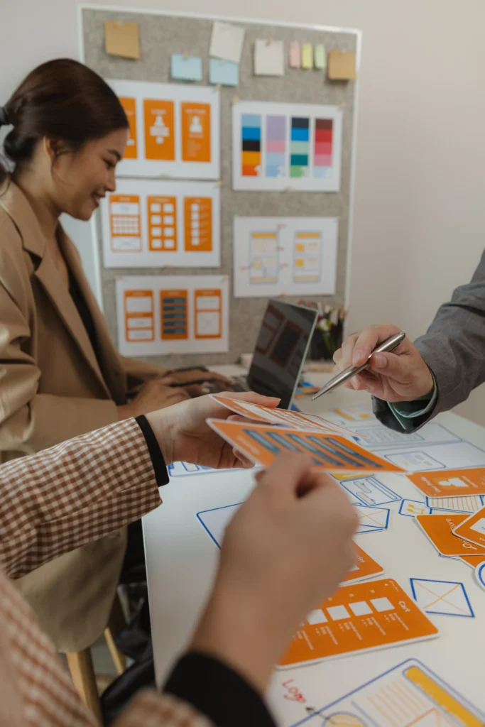 entrepreneur découvrant son univers de marque sur ordinateur