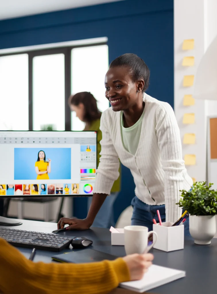 consultant definissant positionnement marque avec notes et schema