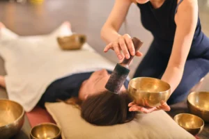 reiki practitioner effectuant un soin energetique professionnel