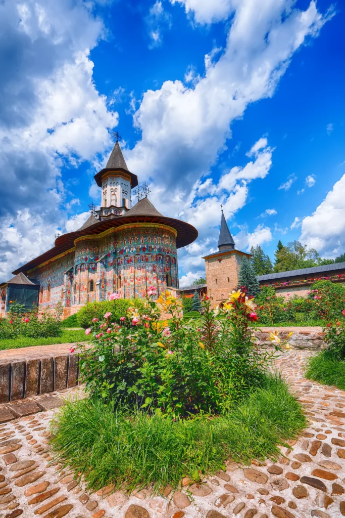 Moine en prière dans un monastère pour page site vitrine abbaye