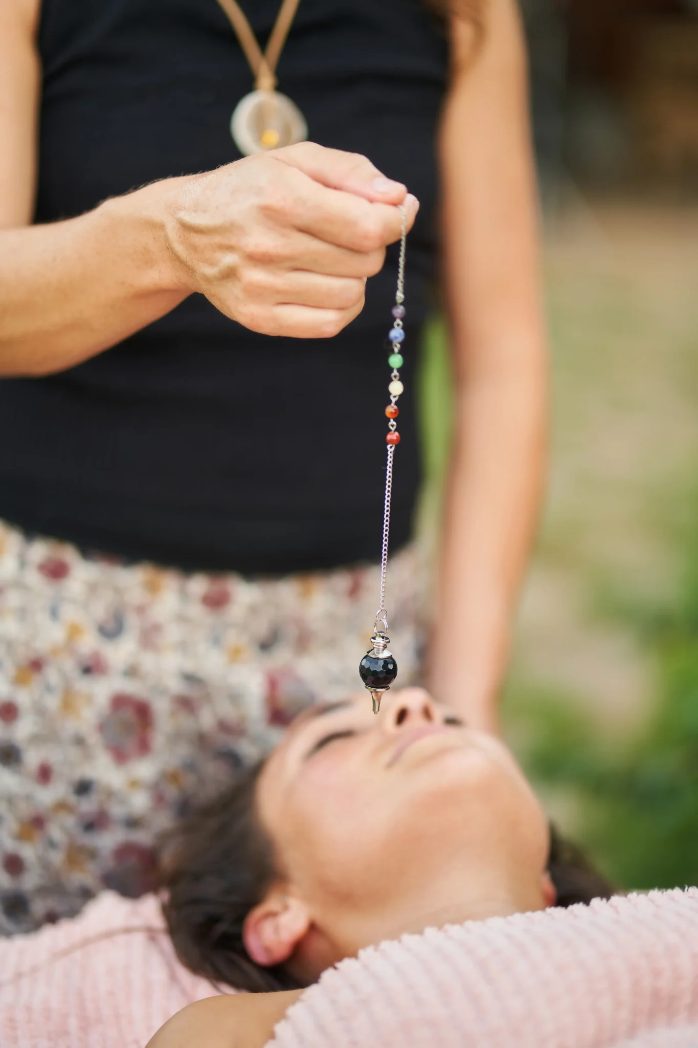 mains posées au dessus du corps pour une session de reiki healing
