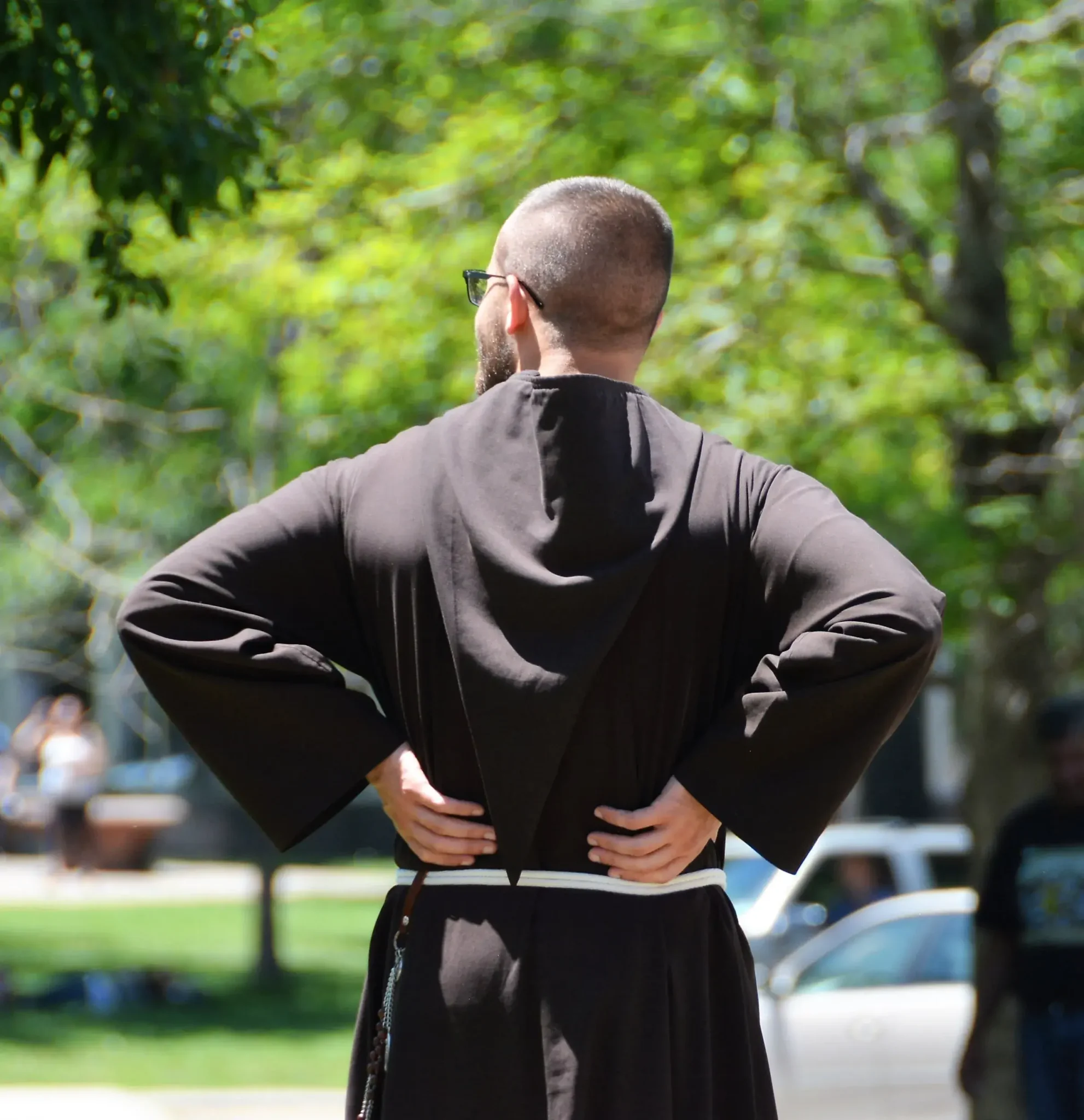 Visiteurs découvrant une abbaye grâce à un site web patrimonial moderne