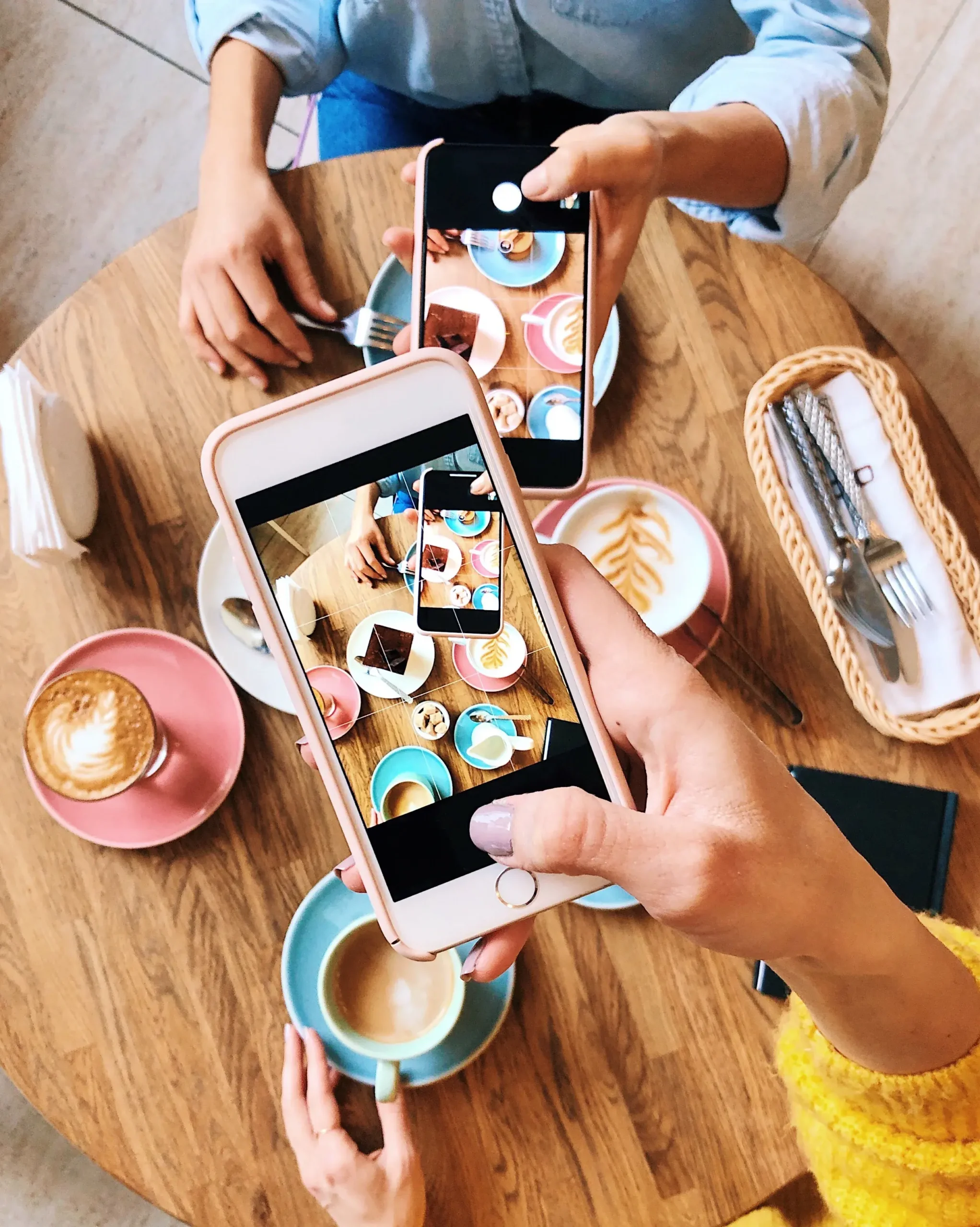 Photographie d'un petit déjeuner avec des smartphones