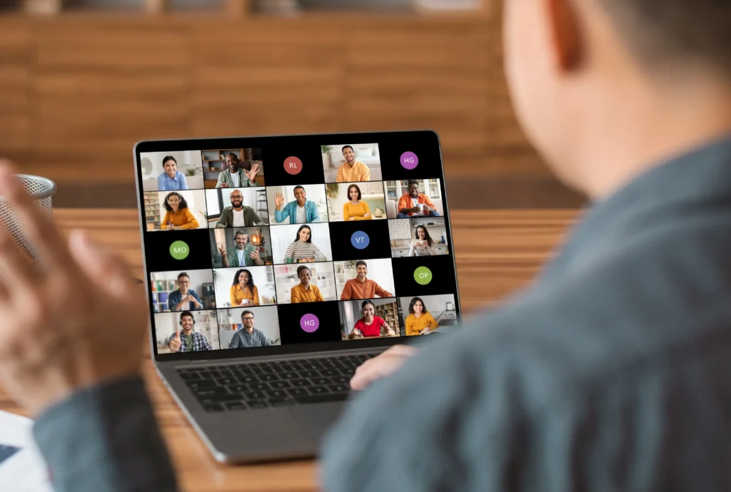 Conférencier animant un webinaire en entreprise