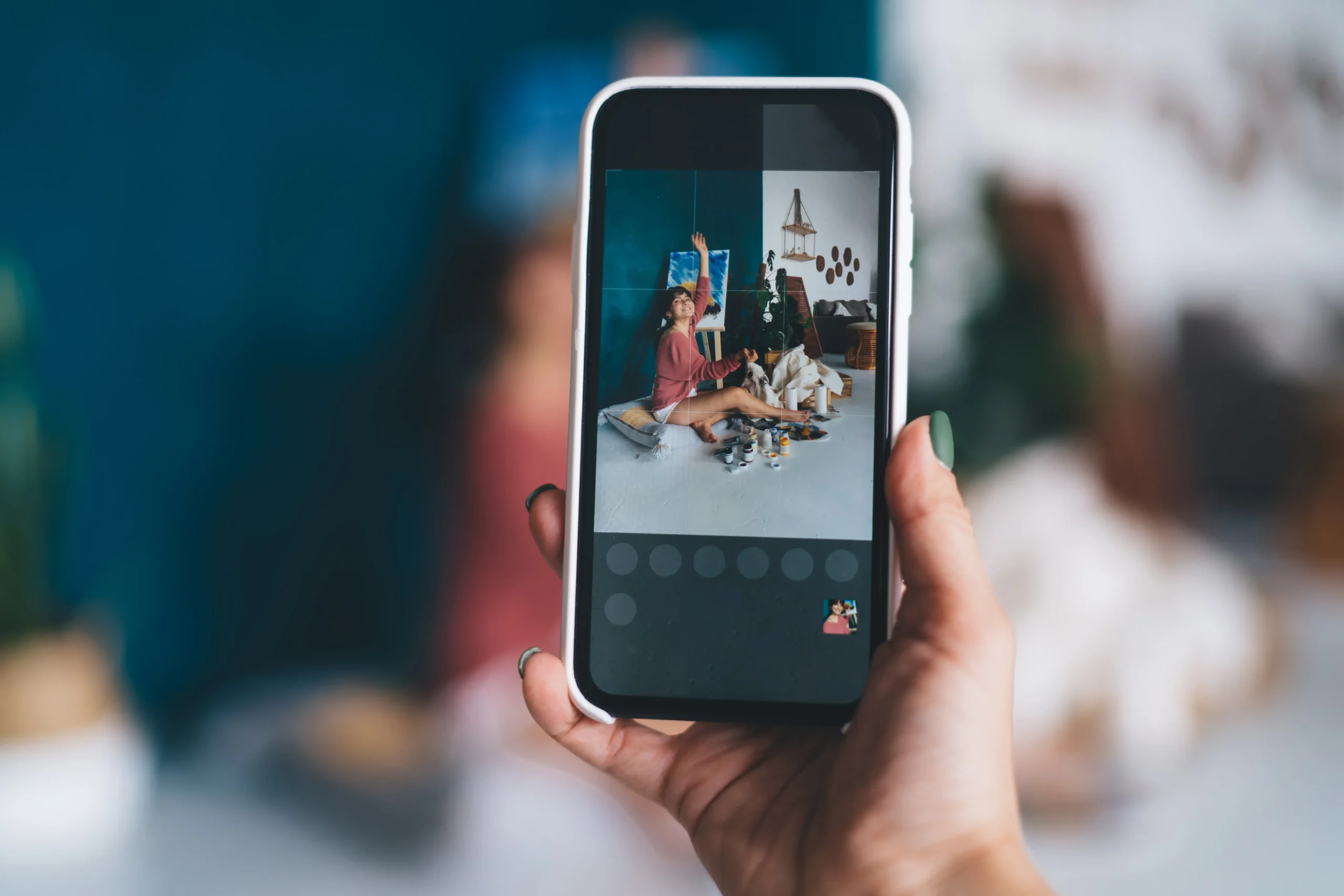 Community manager gérant un compte Instagram