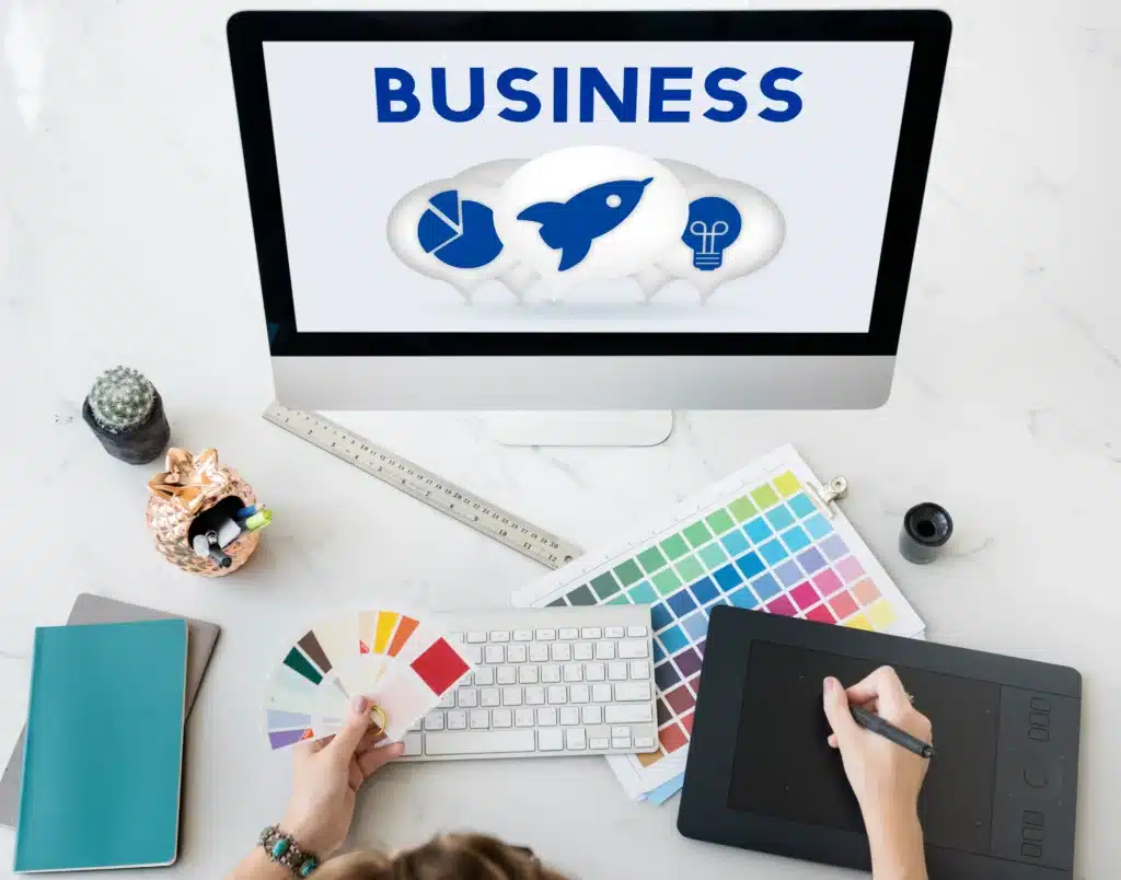 Freelance expert communication digitale gérant stratégie marketing externalisée client