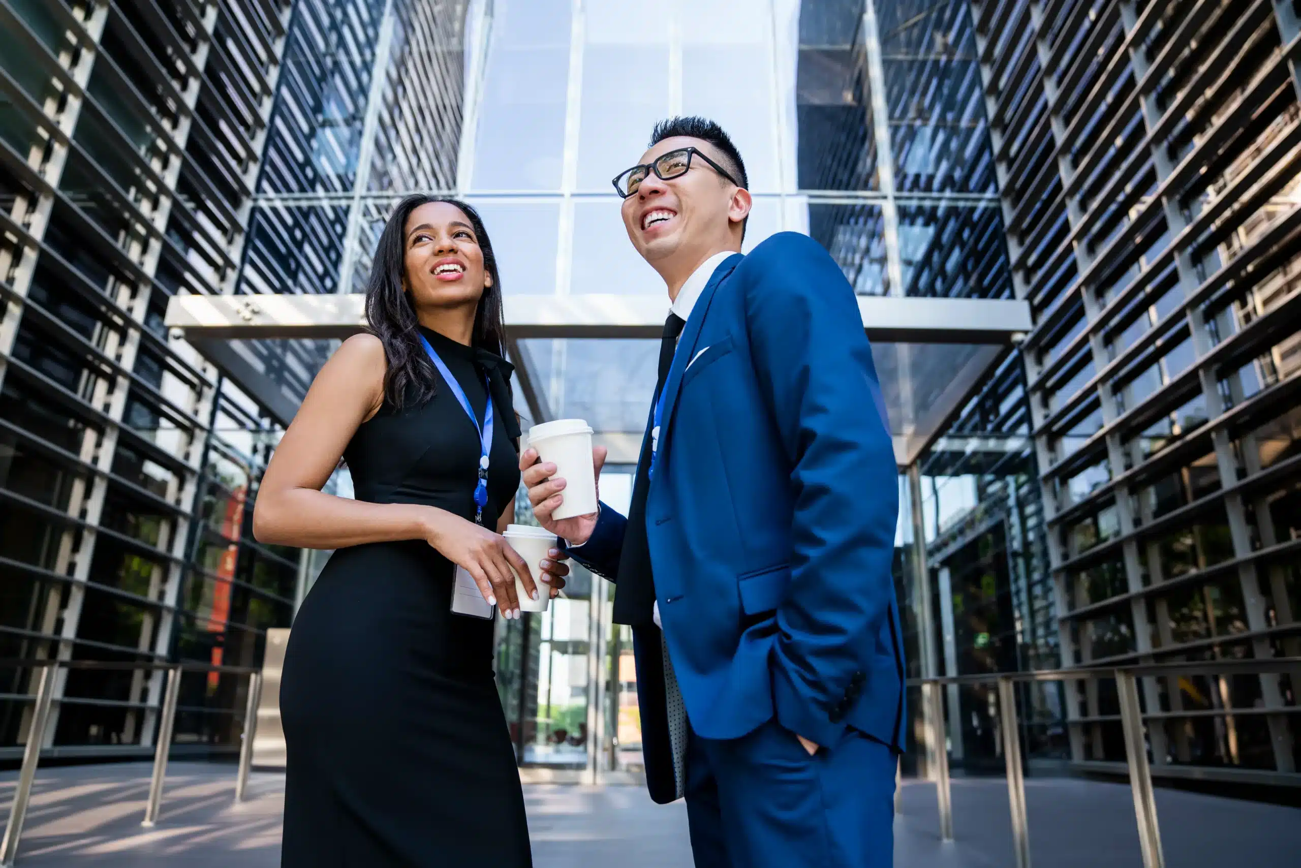 Employés utilisant des outils de communication interne en entreprise